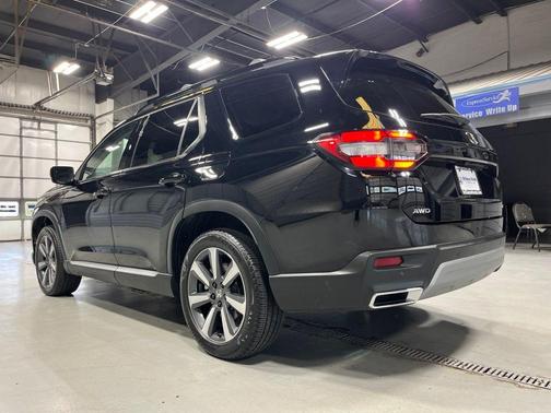 Crystal Black Pearl 2025 Honda Pilot Touring