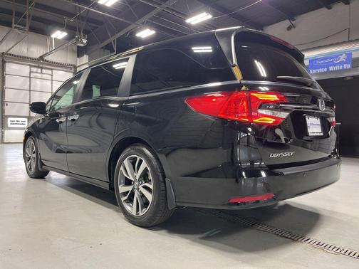 Crystal Black Pearl 2023 Honda Odyssey Touring