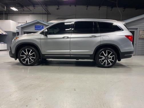 Lunar Silver Metallic 2019 Honda Pilot Touring 8-Passenger
