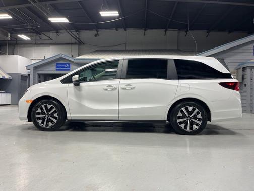 Platinum White Pearl 2026 Honda Odyssey EX-L