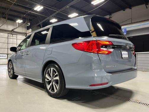 Sonic Gray Pearl 2024 Honda Odyssey Touring