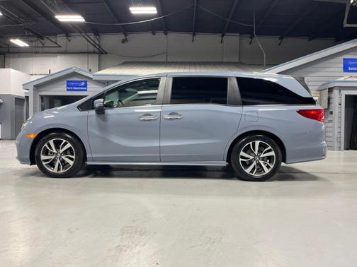 Sonic Gray Pearl 2024 Honda Odyssey Touring