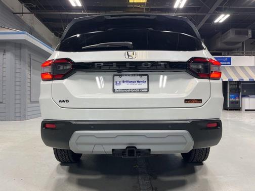 Platinum White Pearl 2025 Honda Pilot TrailSport