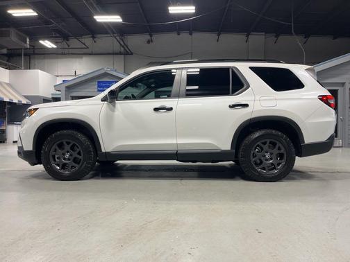 Platinum White Pearl 2025 Honda Pilot TrailSport