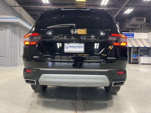 Crystal Black Pearl 2024 Honda Pilot Touring