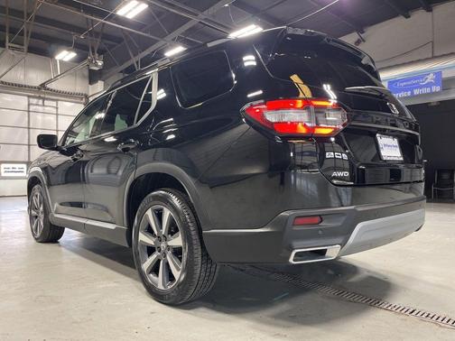Crystal Black Pearl 2024 Honda Pilot Touring
