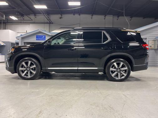 Crystal Black Pearl 2024 Honda Pilot Touring
