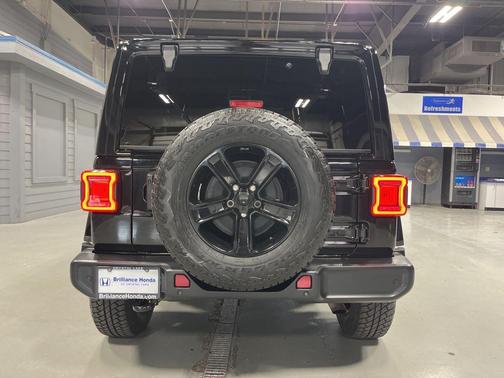 Black Clearcoat 2021 Jeep Wrangler Unlimited Sahara Altitude
