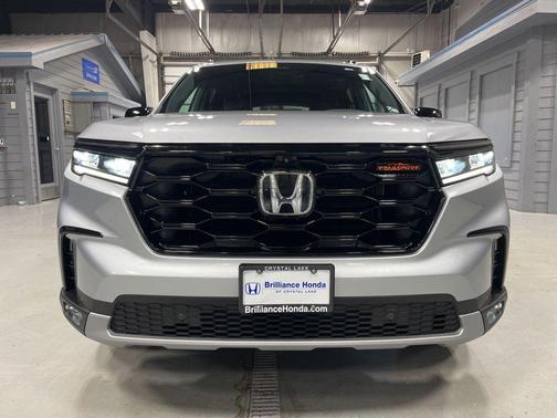 Lunar Silver Metallic 2025 Honda Pilot TrailSport