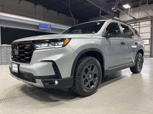 Lunar Silver Metallic 2025 Honda Pilot TrailSport