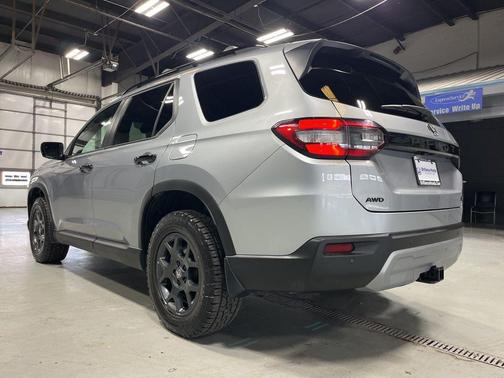 Lunar Silver Metallic 2025 Honda Pilot TrailSport