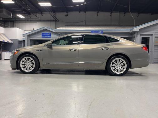 Pepperdust Metallic 2019 Buick LaCrosse Essence