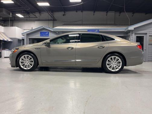 Pepperdust Metallic 2019 Buick LaCrosse Essence