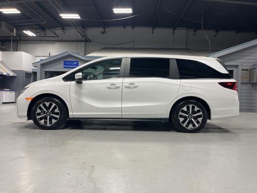 Platinum White Pearl 2026 Honda Odyssey EX-L