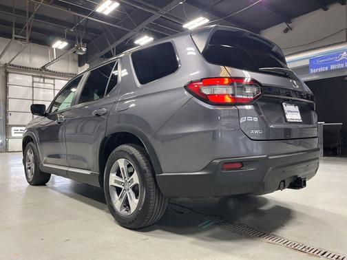 Modern Steel Metallic 2023 Honda Pilot EX-L 8-Passenger