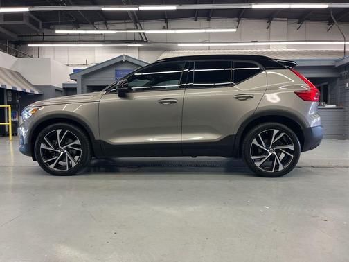 2022 Volvo XC40 T5 R-Design