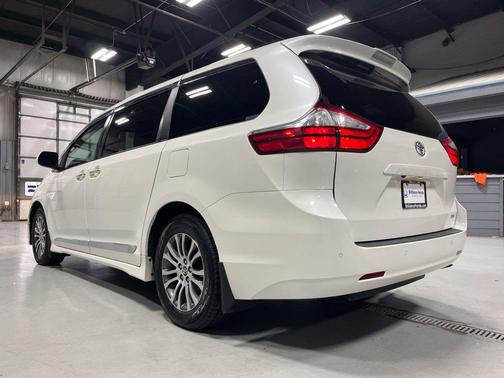Blizzard Pearl 2018 Toyota Sienna XLE