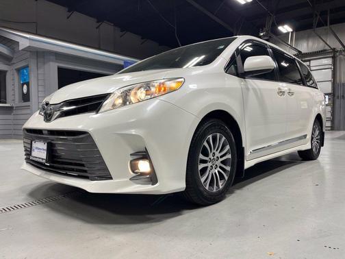 Blizzard Pearl 2018 Toyota Sienna XLE