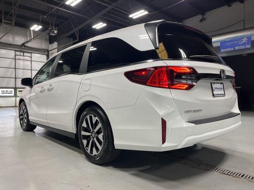Platinum White Pearl 2026 Honda Odyssey EX-L