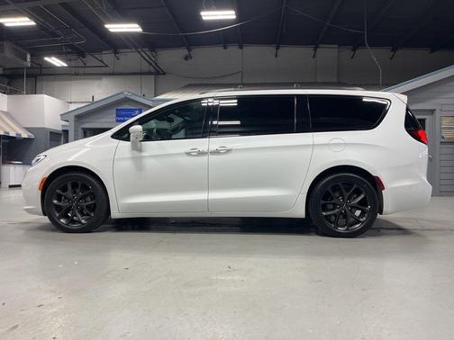 Bright White Clearcoat 2022 Chrysler Pacifica Limited