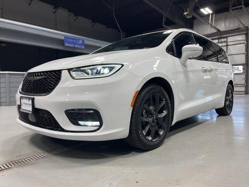 Bright White Clearcoat 2022 Chrysler Pacifica Limited