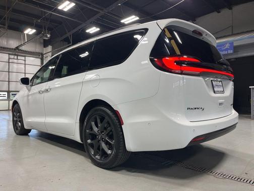 Bright White Clearcoat 2022 Chrysler Pacifica Limited