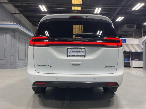 Bright White Clearcoat 2022 Chrysler Pacifica Limited