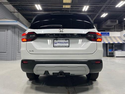 Platinum White Pearl 2023 Honda Pilot EX-L 8-Passenger