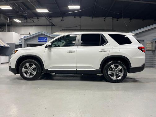 Platinum White Pearl 2023 Honda Pilot EX-L 8-Passenger