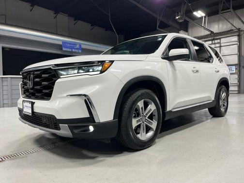 Platinum White Pearl 2023 Honda Pilot EX-L 8-Passenger
