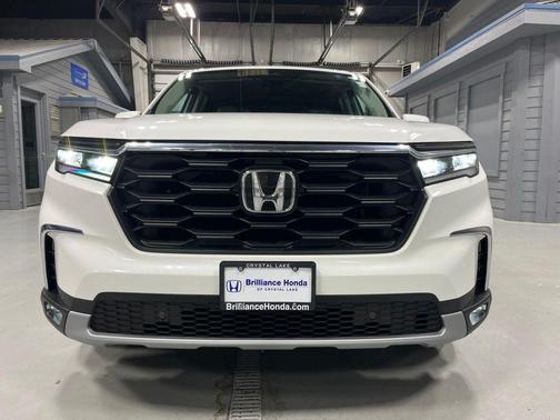 Platinum White Pearl 2023 Honda Pilot EX-L 8-Passenger