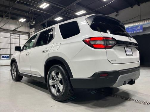 Platinum White Pearl 2023 Honda Pilot EX-L 8-Passenger