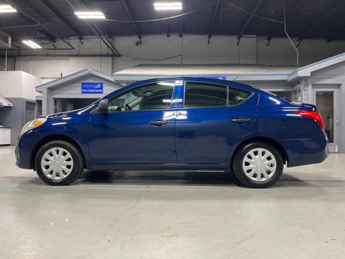 Blue Onyx 2013 Nissan Versa 1.6 S