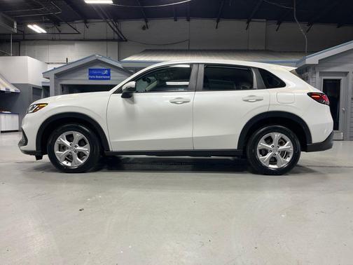 Platinum White Pearl 2023 Honda HR-V LX