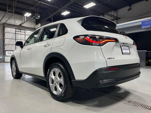 Platinum White Pearl 2023 Honda HR-V LX