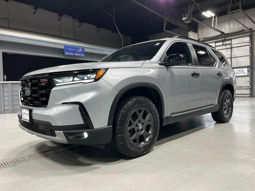Lunar Silver Metallic 2025 Honda Pilot TrailSport
