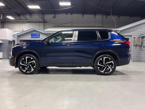Cosmic Blue Metallic 2022 Mitsubishi Outlander SE