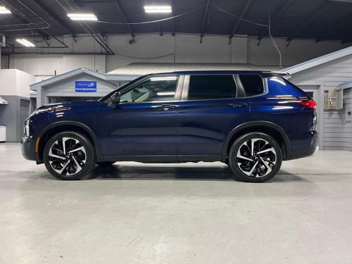 Cosmic Blue Metallic 2022 Mitsubishi Outlander SE