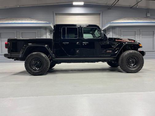 Black Clearcoat 2022 Jeep Gladiator Mojave