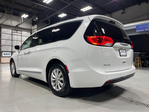 Bright White Clearcoat 2017 Chrysler Pacifica Touring-L