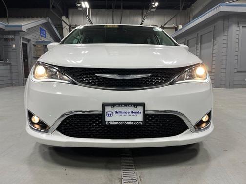 Bright White Clearcoat 2017 Chrysler Pacifica Touring-L