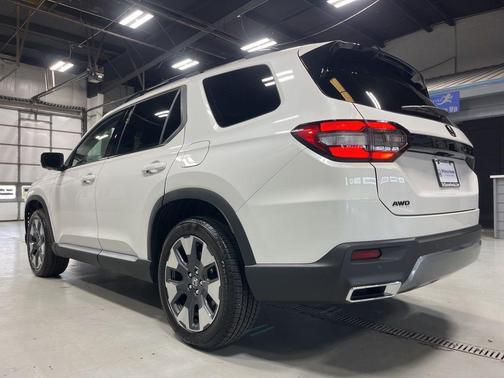Platinum White Pearl 2026 Honda Pilot Elite