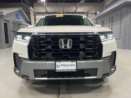 Platinum White Pearl 2026 Honda Pilot Elite