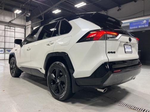 Blizzard Pearl 2019 Toyota RAV4 Hybrid XSE