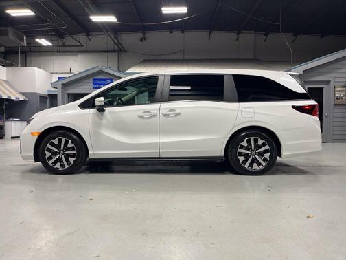 Platinum White Pearl 2026 Honda Odyssey EX-L