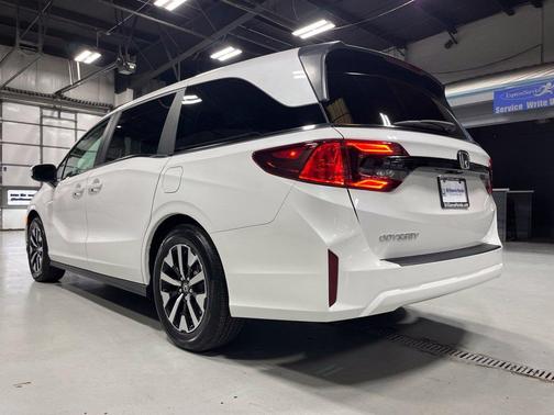 Platinum White Pearl 2026 Honda Odyssey EX-L