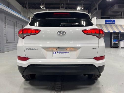 Dazzling White 2016 Hyundai TUCSON SE
