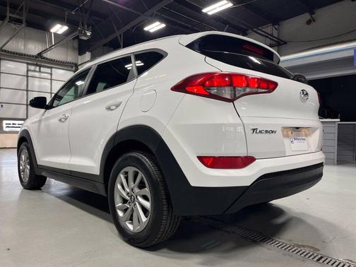 Dazzling White 2016 Hyundai TUCSON SE