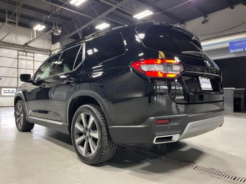Crystal Black Pearl 2023 Honda Pilot Elite