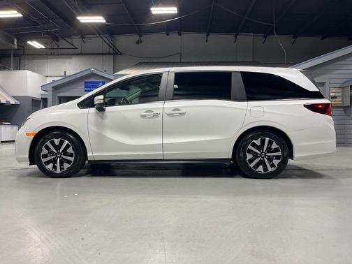 Platinum White Pearl 2026 Honda Odyssey EX-L